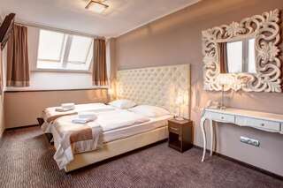 Отель Hotel Jedlinka Едлина-Здруй Двухместный номер с 1 кроватью или 2 отдельными кроватями-1